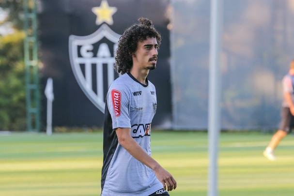 Valdívia treinou ao lado dos companheiros nesta terça