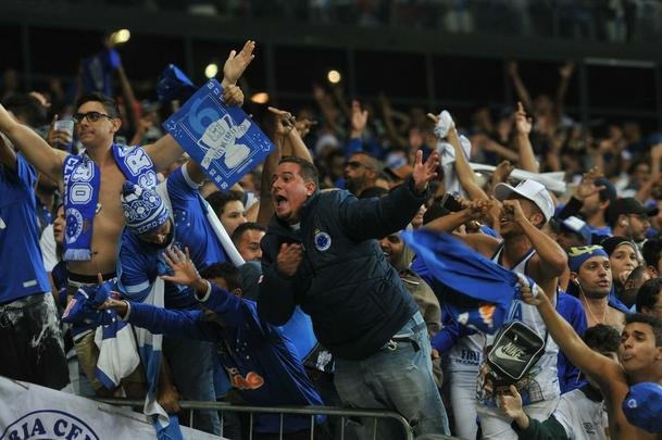 Torcedores do Cruzeiro lotam as arquibancadas do Mineiro para acompanhar a partida vlida pelas quartas de final da Copa do Brasil