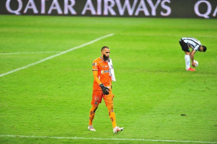 Goleiro Everson, do Atltico, foi heri na deciso por pnaltis contra o Boca Juniors ao defender duas cobranas e ao marcar o gol da classificao: 3 a 1 nas batidas alternadas aps 0 a 0 no tempo normal, no Mineiro.