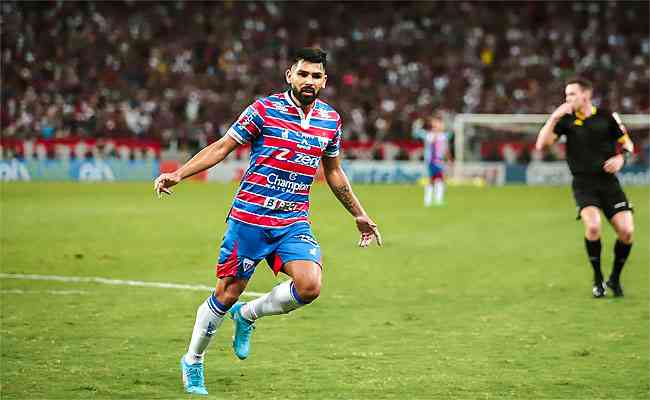 Silvio Romero marcou duas vezes na goleada do Fortaleza na Arena Castelo 