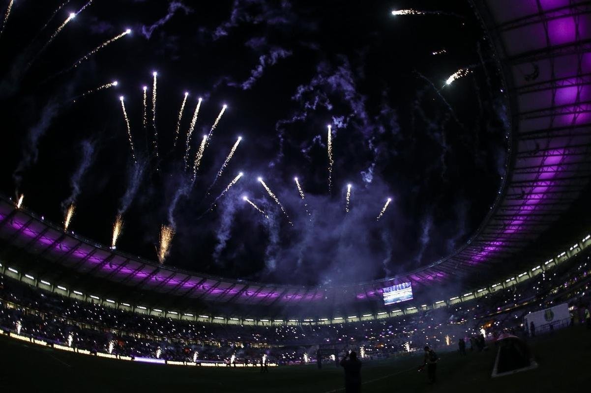 Mineiro teve show de luzes e iluminao especial antes do jogo entre Cruzeiro e Ituano pela Srie B do Campeonato Brasileiro. Estdio aderiu  campanha Outubro Rosa, de conscientizao da sociedade para a preveno do cncer de mama. Houve ainda espetculo com fogos e aes de patrocinadores do clube na esplanada para o torcedor, que festejou com o time o ttulo da Srie B do Brasileiro