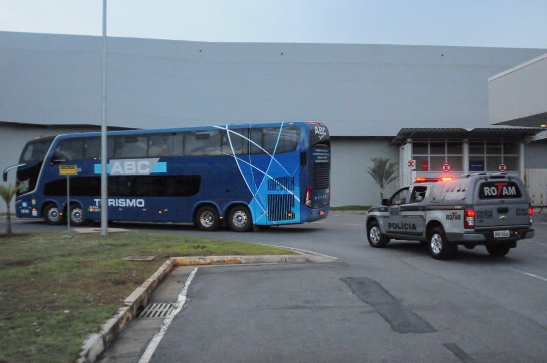 Jogadores do Cruzeiro desembarcaram nesta sexta-feira  tarde no Aeroporto de Confins, na Grande Belo Horizonte, depois da derrota por 2 a 0 para o Grmio, em Porto Alegre. O policiamento foi reforado e houve escolta do nibus at a Toca da Raposa II. No houve presena de torcidas organizadas. Motoristas de aplicativo, presentes no local, foram os nicos a presenciar a chegada. Os cruzeirenses xingaram, enquanto os atleticanos gritaram 'o o o, segunda diviso'.
