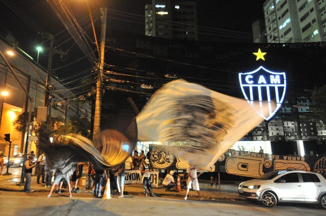 Na noite desta quinta-feira, manifestantes protestaram contra o presidente Srgio Sette Cmara e o diretor de futebol Rui Costa