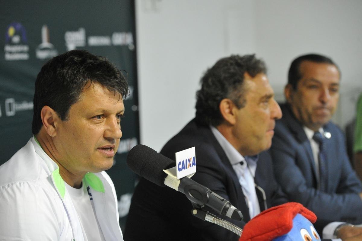 Presidente Marcus Salum apresentou Adilson Batista como novo tcnico do Amrica