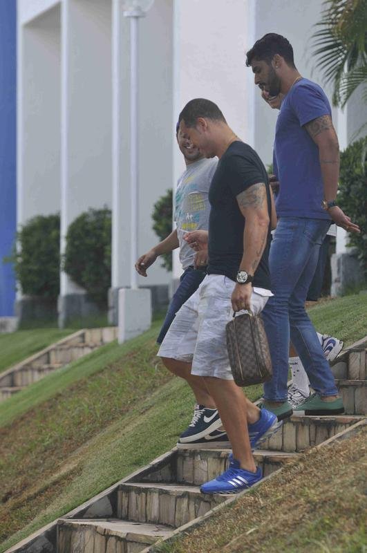 Vilson (de camisa azul) chegou ao Cruzeiro lesionado, no se recuperou e deixou a Toca da Raposa sem jogar