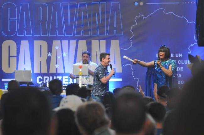 Caravana do Cruzeiro em Conselheiro Lafaiete, com a presena de Ronaldo Fenmeno. Milhares de torcedores cruzeirenses compareceram ao Parque de Exposies Tancredo Neves para prestigiar o evento oficial do clube