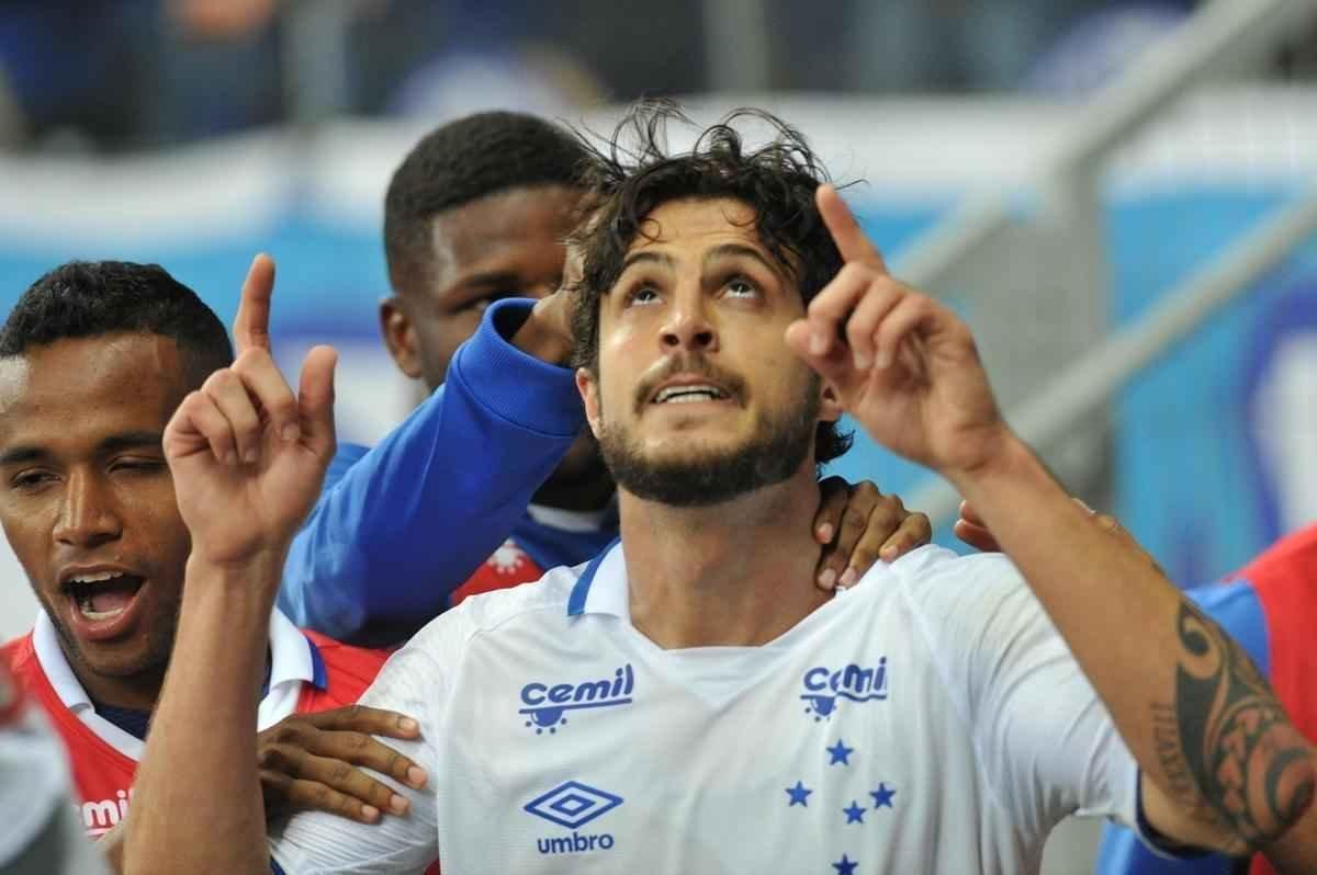 Momento em que Hudson marcou o gol do Cruzeiro no segundo tempo