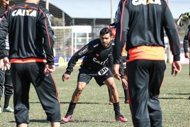 Revelado pelo Atltico em 2013, Carlos permaneceu no clube at 2018, quando foi para o Rio Ave, de Portugal