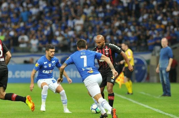 Lances do primeiro tempo da partida entre Cruzeiro e Atltico-PR, no Mineiro, pelas oitavas de final da Copa do Brasil