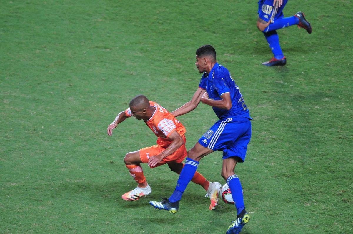 Fotos de Coimbra x Cruzeiro, no Independncia, pela 8 rodada do Mineiro. William Pottker e Felipe Augusto fizeram os gols da vitria celeste por 2 a 0.