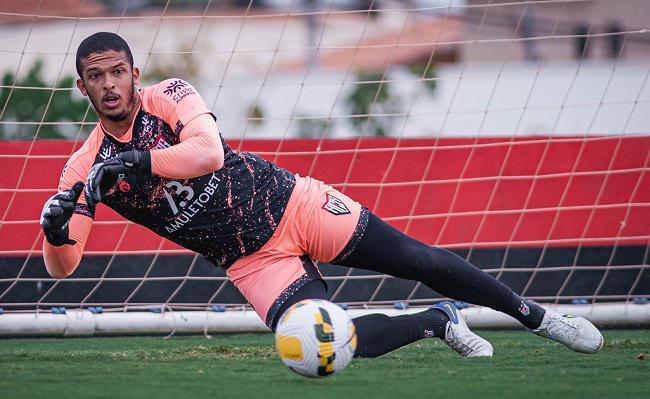 Titular do Atlético-GO, o goleiro Diego Loureiro deverá ser ausência contra o América