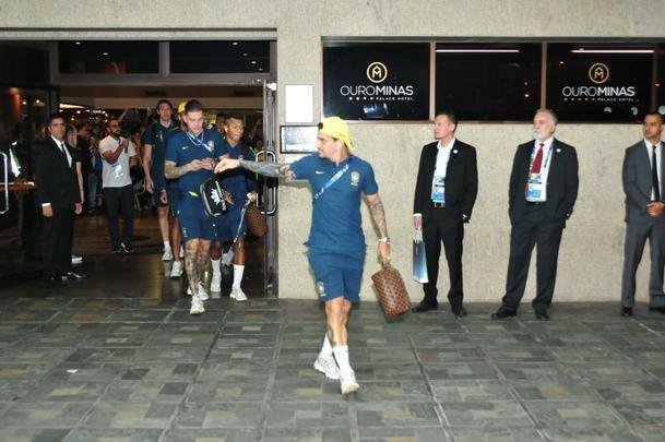 Jogadores da Seleo Brasileira deixaram o hotel rumo ao Mineiro e receberam apoio caloroso da torcida mineira para encarar a Argentina pela semifinal da Copa Amrica