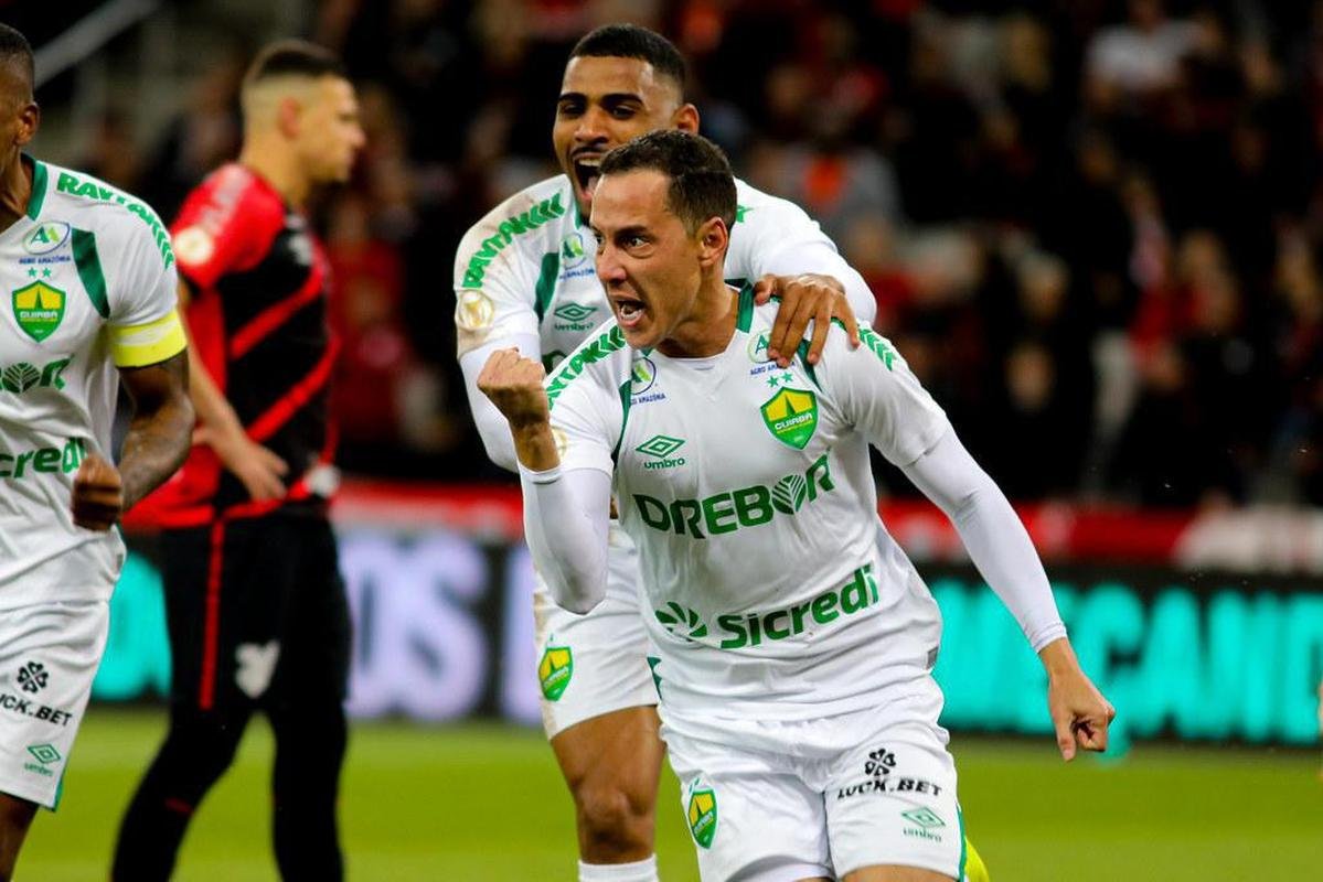 Meio-campista Rodriguinho pelo Cuiab, em 2022
