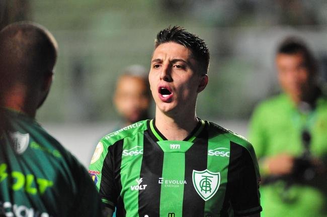 Jogadores e comiss�o t�cnica festejaram muito a vit�ria com a torcida no dia do anivers�rio de 110 anos do Am�rica