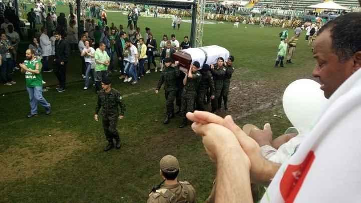 Depois de homenagens, corpos deixaram a Arena Condá. Muitos serão transferidos para cidades de origem das vítimas