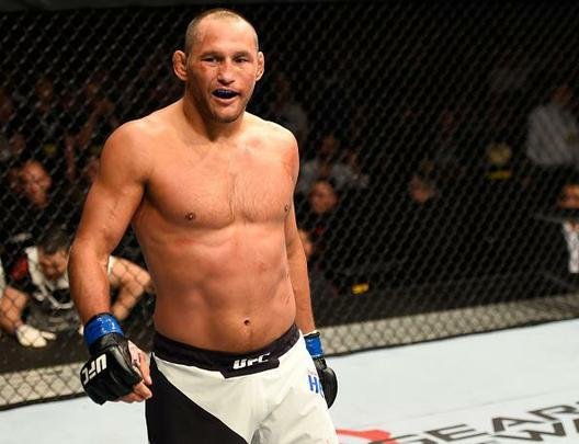 Na luta principal do UFC 204, em Manchester, Michael Bisping supera Dan Henderson em polêmica decisão unânime dos juízes e tem sucesso na primeira defesa de cinturão do peso médio