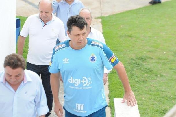 Fotos da apresentao de Adilson Batista como novo tcnico do Cruzeiro. Tcnico teve reunio com jogadores na Toca da Raposa II, falou com a imprensa e depois comandou seu primeiro treino