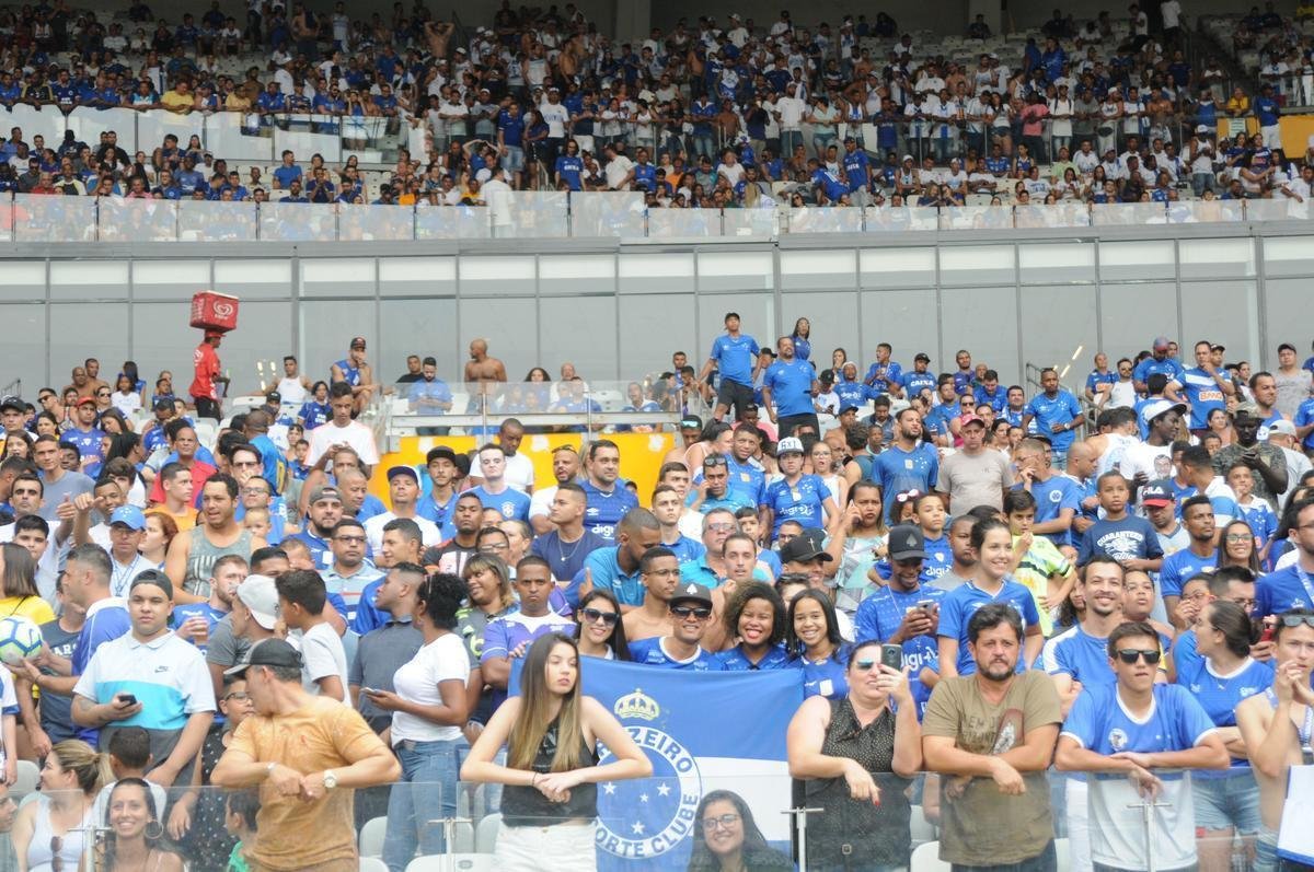Torcidas de Cruzeiro e Flamengo fizeram a festa em duelo das equipes no Mineiro