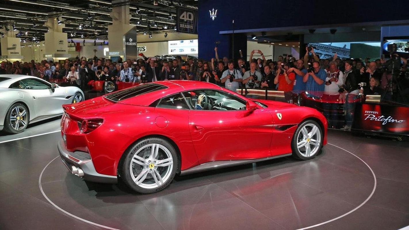 Fotos da Ferrari Portofino, modelo que o atacante Hulk, do Atltico, usou na Cidade do Galo