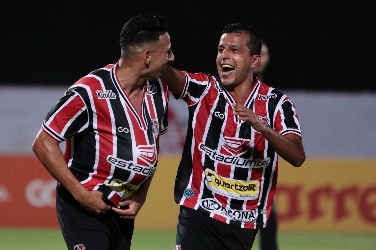 No Arruda, Jacuipense saiu na frente, com Railan. Mayco Félix, com dois gols, virou para o Santa. Os dois gols de Dinei, viraram novamente o placar, mas, nos minutos finais, Toty empatou para o Tricolor.