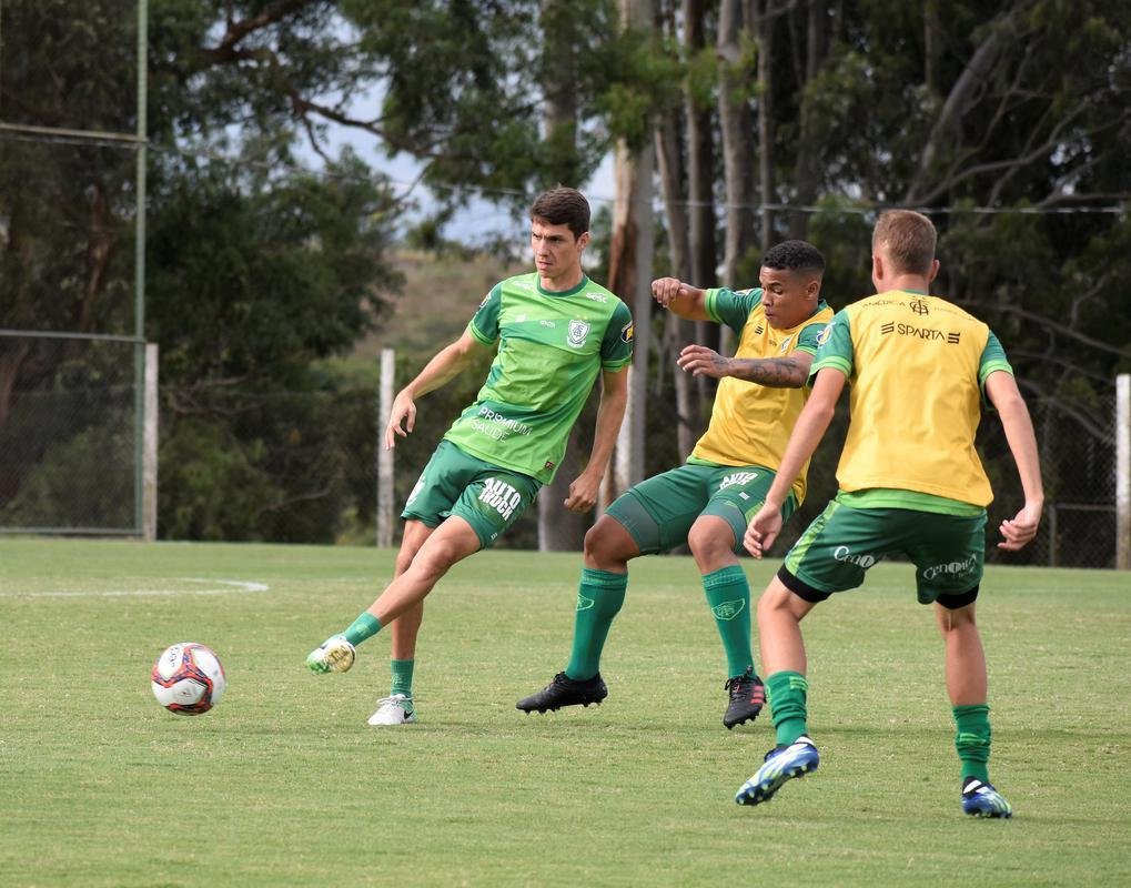 O Amrica segue com treinamentos intensivos voltados para a disputa do Campeonato Mineiro. No prximo sbado (27), o Coelho estreia no estadual diante do Boa Esporte, s 19h. A partida ser realizada no Independncia, em Belo Horizonte. A tendncia  que, neste primeiro compromisso, o tcnico Lisca utilize jogadores que tiveram menor minutagem na temporada 2020/21, alm de nomes promissores das categorias de base do clube.