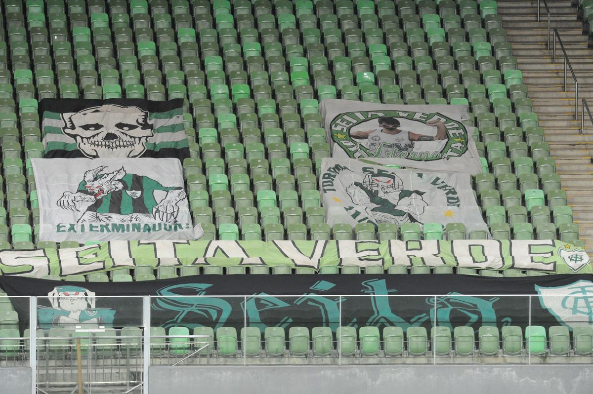 Fotos do duelo entre Amrica e Ponte Preta, no Independncia, em Belo Horizonte, em jogo de volta da quarta fase da Copa do Brasil