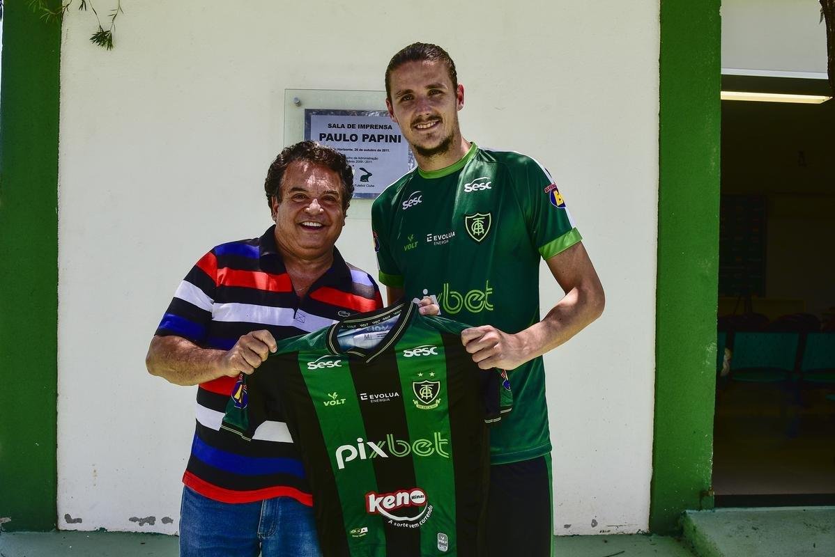 Zagueiro Iago Maidana, um dos nove refor�os do Am�rica para 2022, durante sua apresenta��o no CT Lanna Drumond, nesta quinta-feira (20)