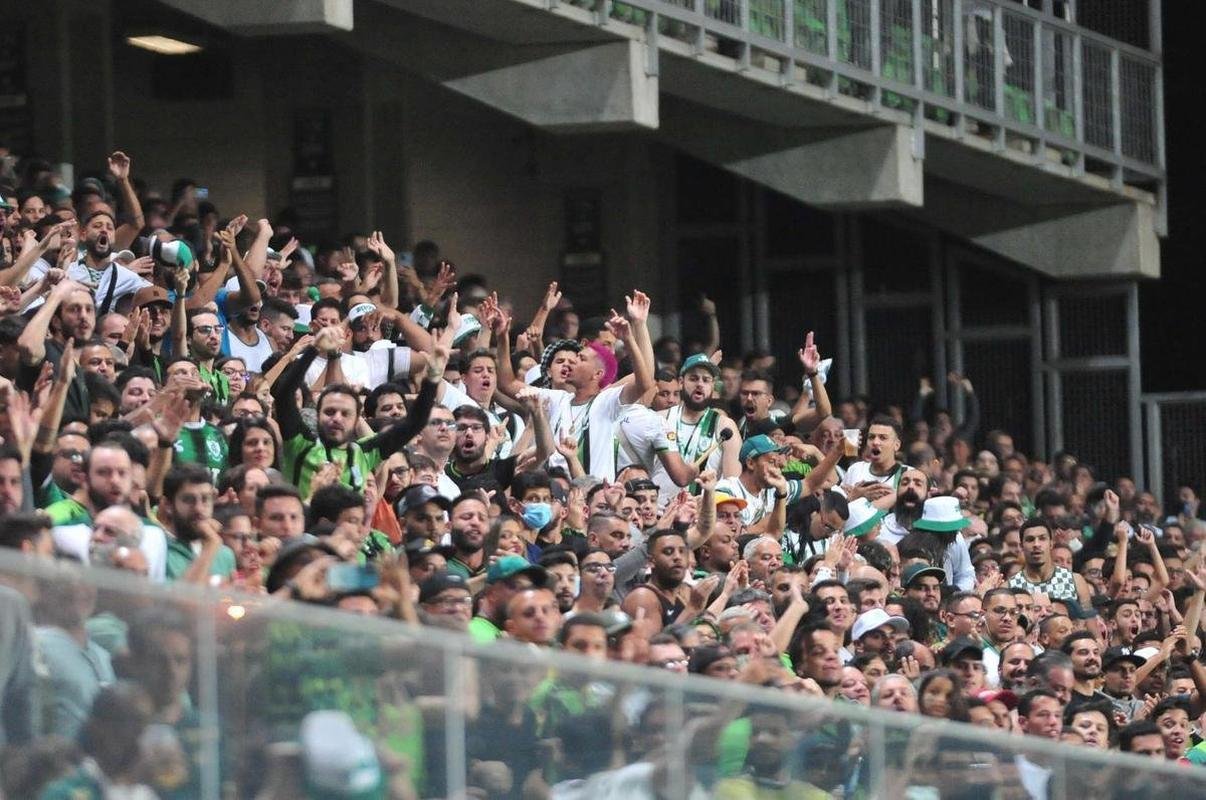 Fotos da torcida do Amrica dentro do Independncia, em Belo Horizonte, durante o jogo contra o So Paulo, nesta quinta-feira (18). Partida valida pela volta das quartas de final da Copa do Brasil. 