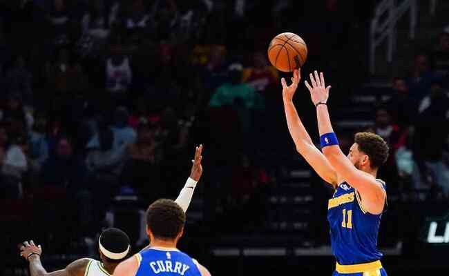 Klay Thompson converteu dez cestas de trs na vitria sobre o Rockets; Stephen Curry marcou 33 pontos