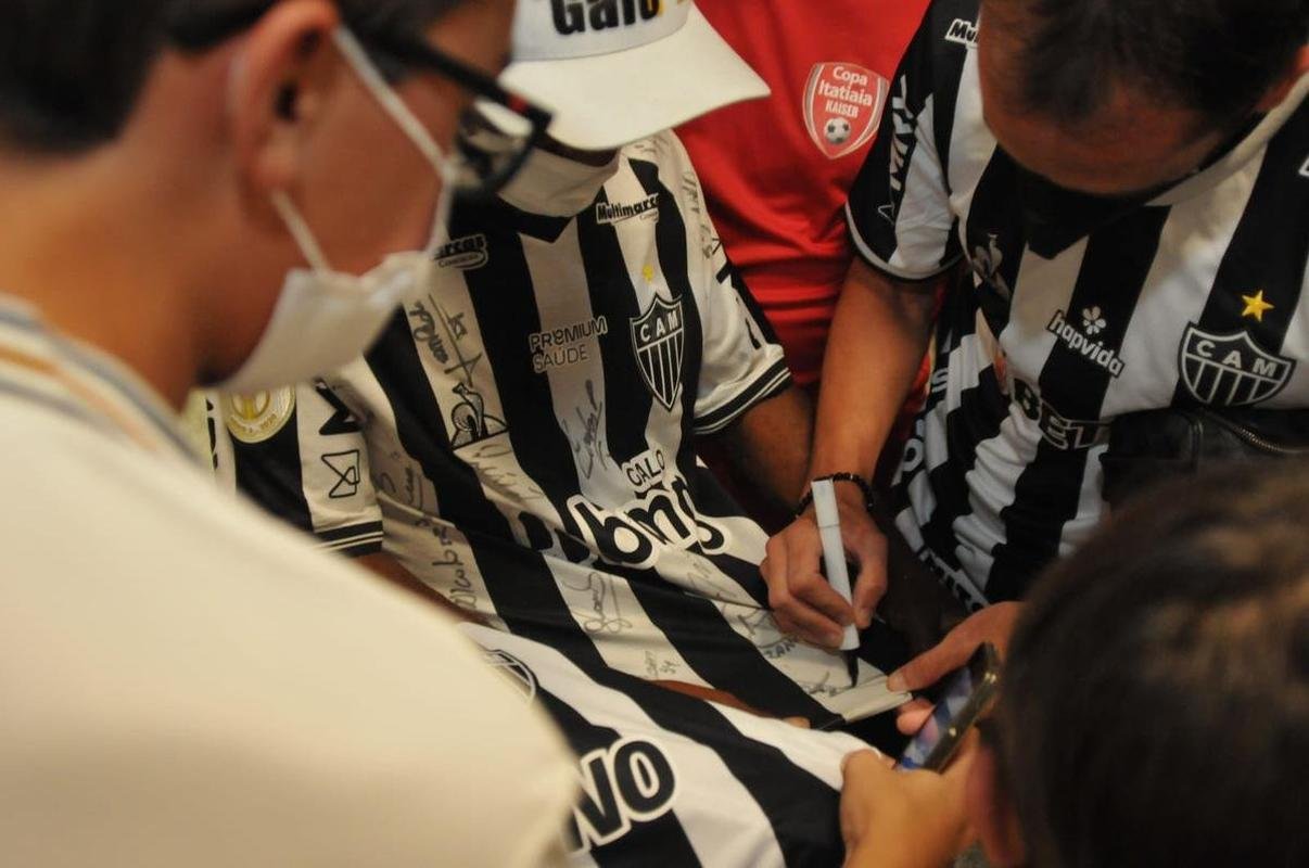 Novo reforo do Atltico, zagueiro uruguaio Diego Godn recebe carinho da torcida no desembarque em Confins