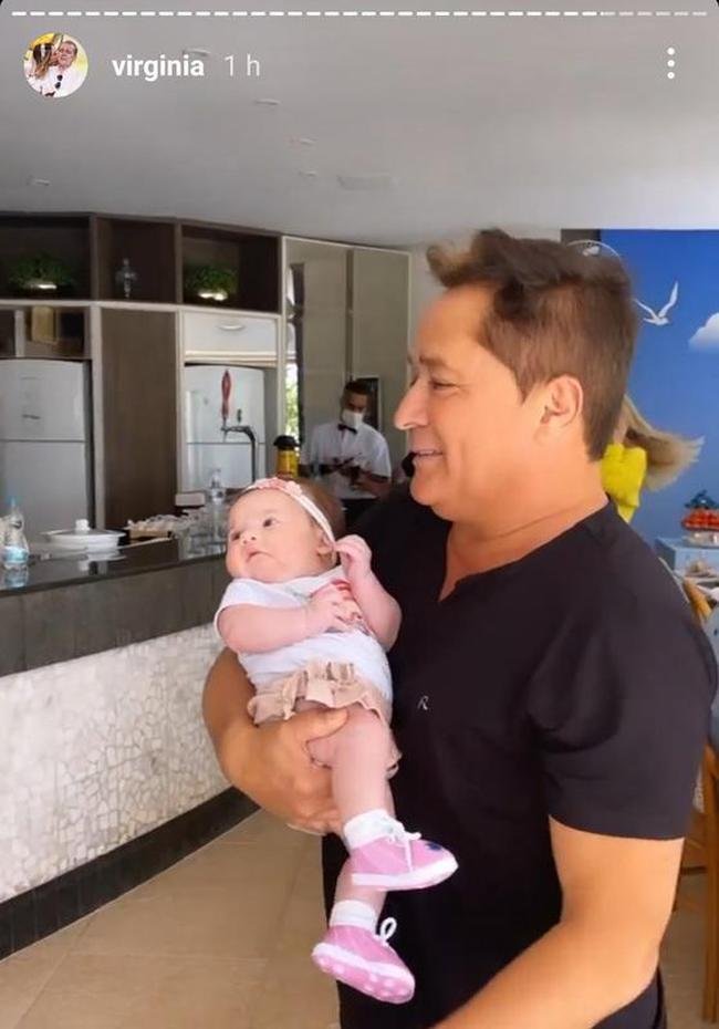 Neta de Leonardo com sapatinho do Cruzeiro