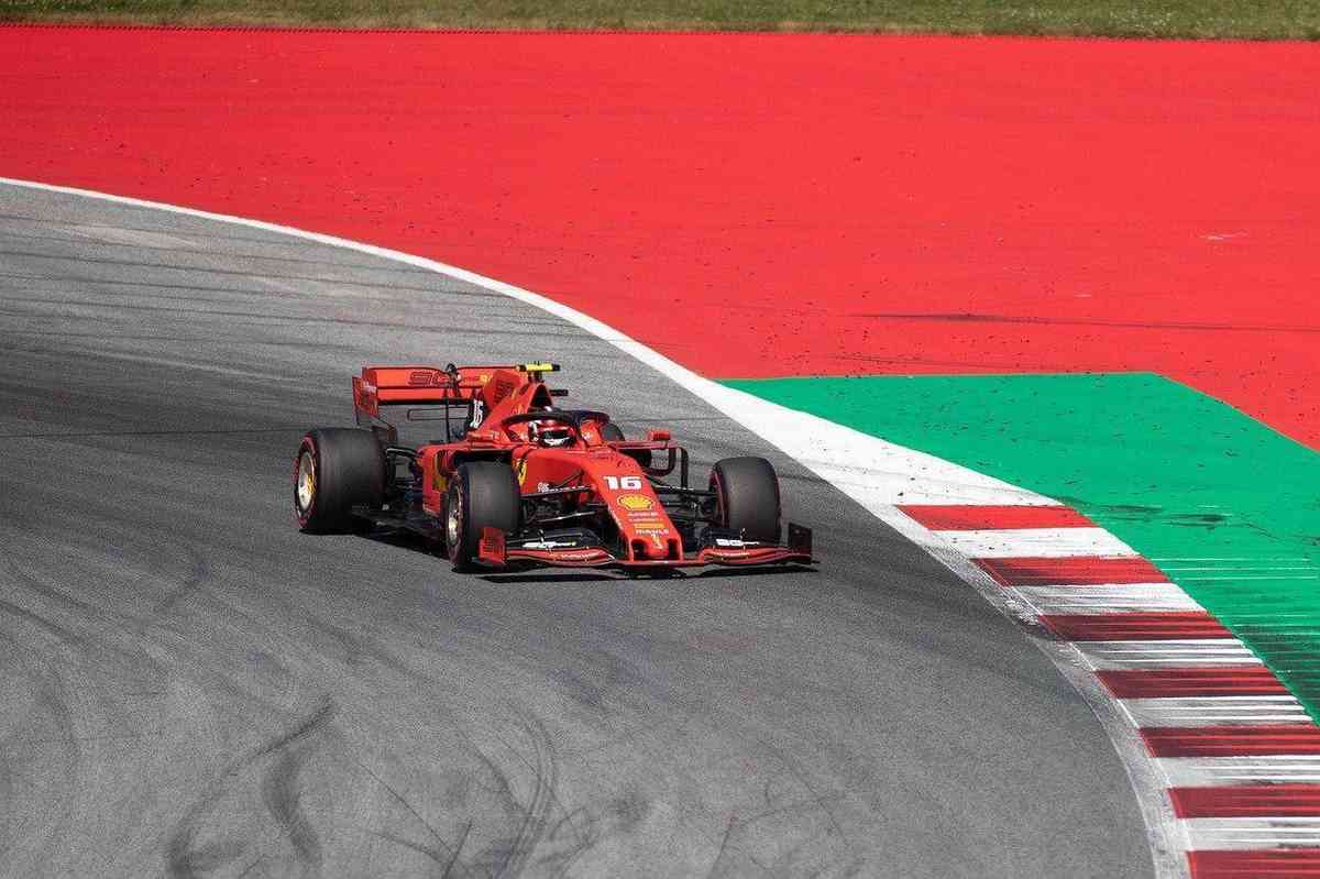 Ferrari f1 na pista fórmula 1 de corridas de carros esportivos na pista de  corrida ai generated