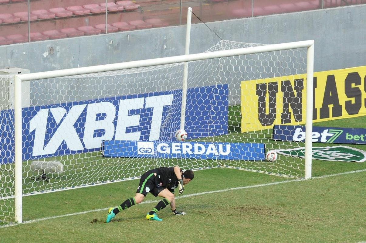 Gustavo Crecci marcou o gol da vitria do Villa Nova no Independncia, sobre o Amirca