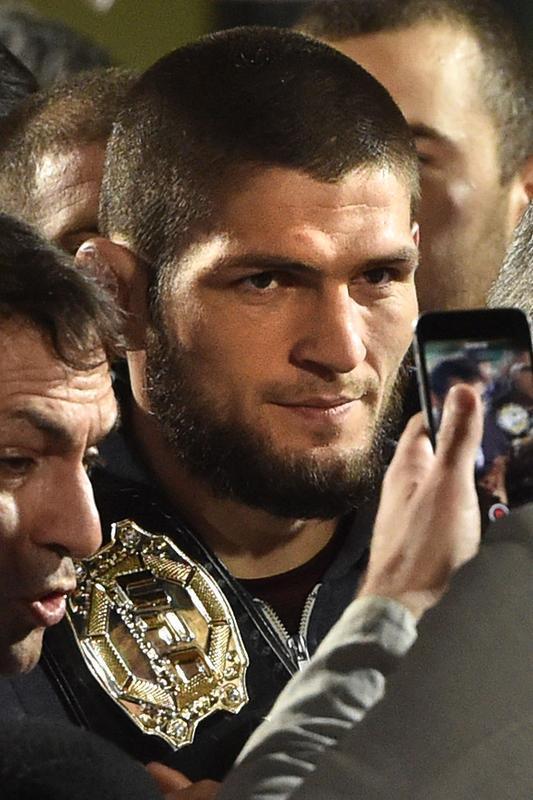 Khabib Nurmagomedov  festejado por multido de fs no estdio do Anzhi, no Daguesto 