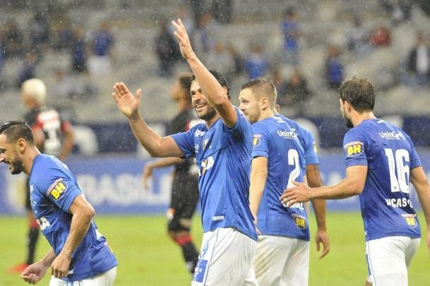 No segundo tempo, Fred marcou duas vezes e ampliou vantagem do Cruzeiro para 3 a 0