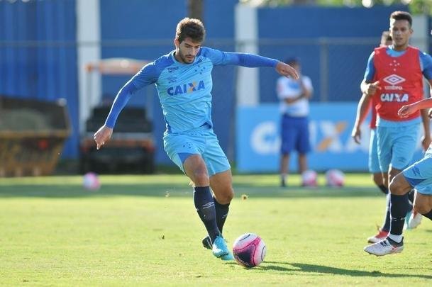 Cruzeiro se reapresentou aps estreia na Copa Libertadores e iniciou sua preparao para o clssico de domingo, s 11h, no Independncia, contra o Atltico, pela nona rodada do Mineiro. As novidades foram as presenas do atacante Sass e do zagueiro Cac, da base. Fred foi vetado devido a um estiramento na panturrilha direita. 