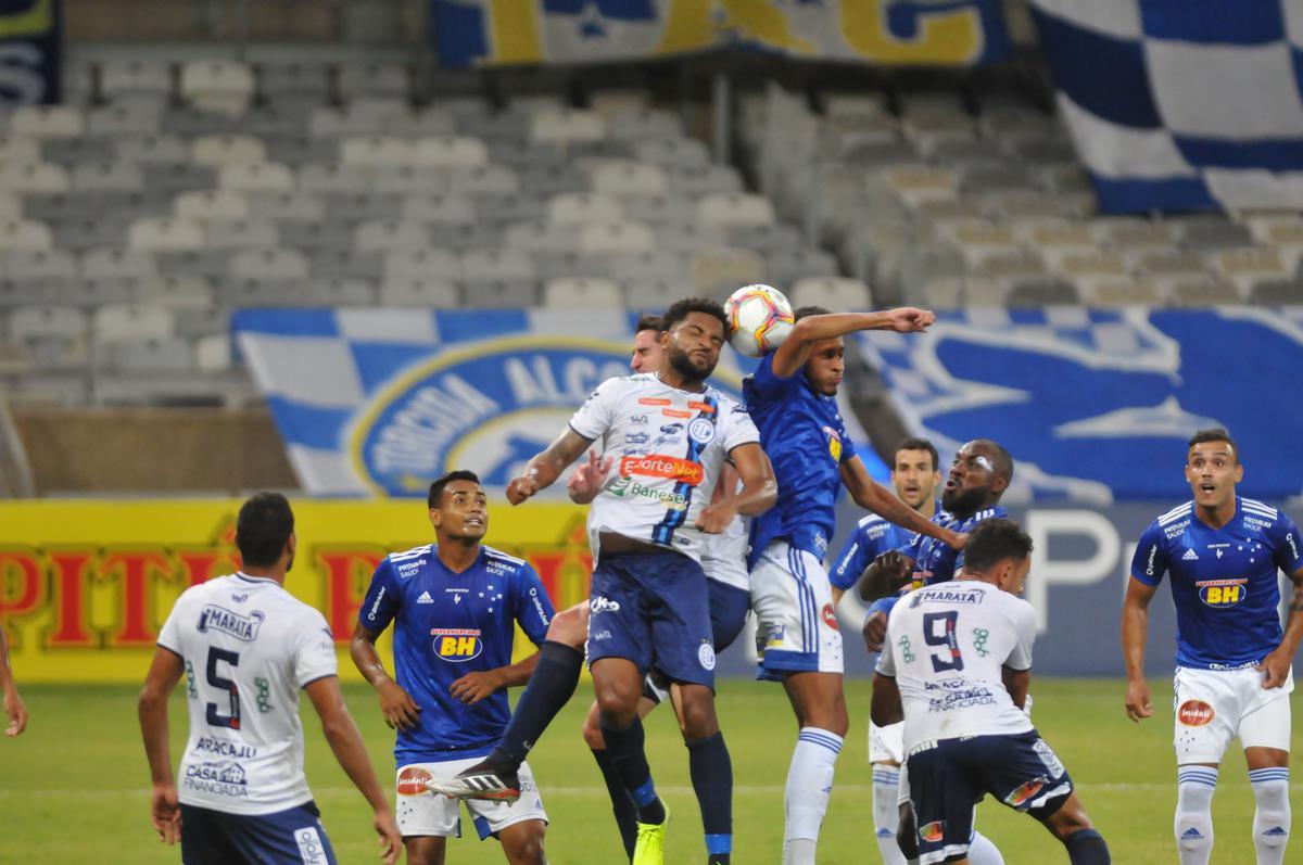Fotos do jogo entre Cruzeiro e Confiana, no Mineiro, em Belo Horizonte, pela 24 rodada da Srie B do Campeonato Brasileiro