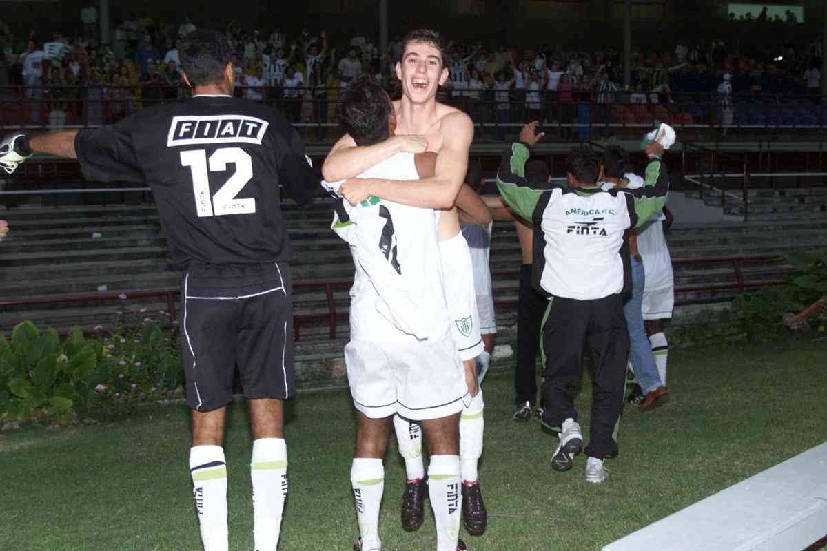 Campeonato Mineiro de 2001 (segunda partida da final) - O Atltico tentou reverter a grande vantagem do Coelho. O Galo abriu 3 a 0 e estava ficando com a taa, mas Alessandro apareceu para balanar as redes e garantir o ttulo ao Coelho.