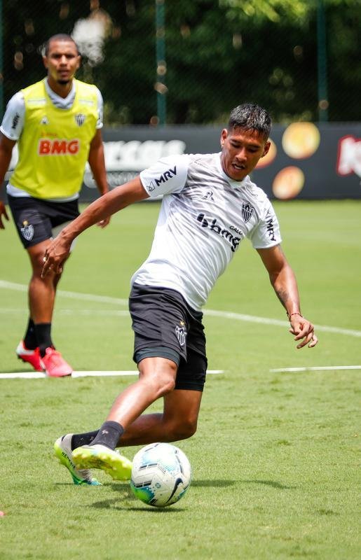 Tardelli treina com bola na Cidade do Galo