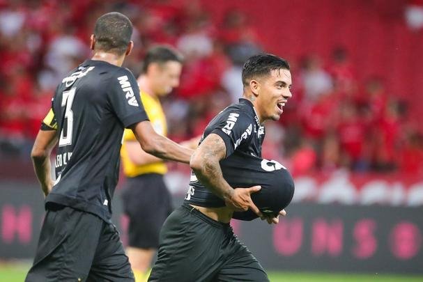 Galo derrotou Internacional no Beira-Rio com gols de Cazares e Terans; D'Alessandro descontou de pênalti