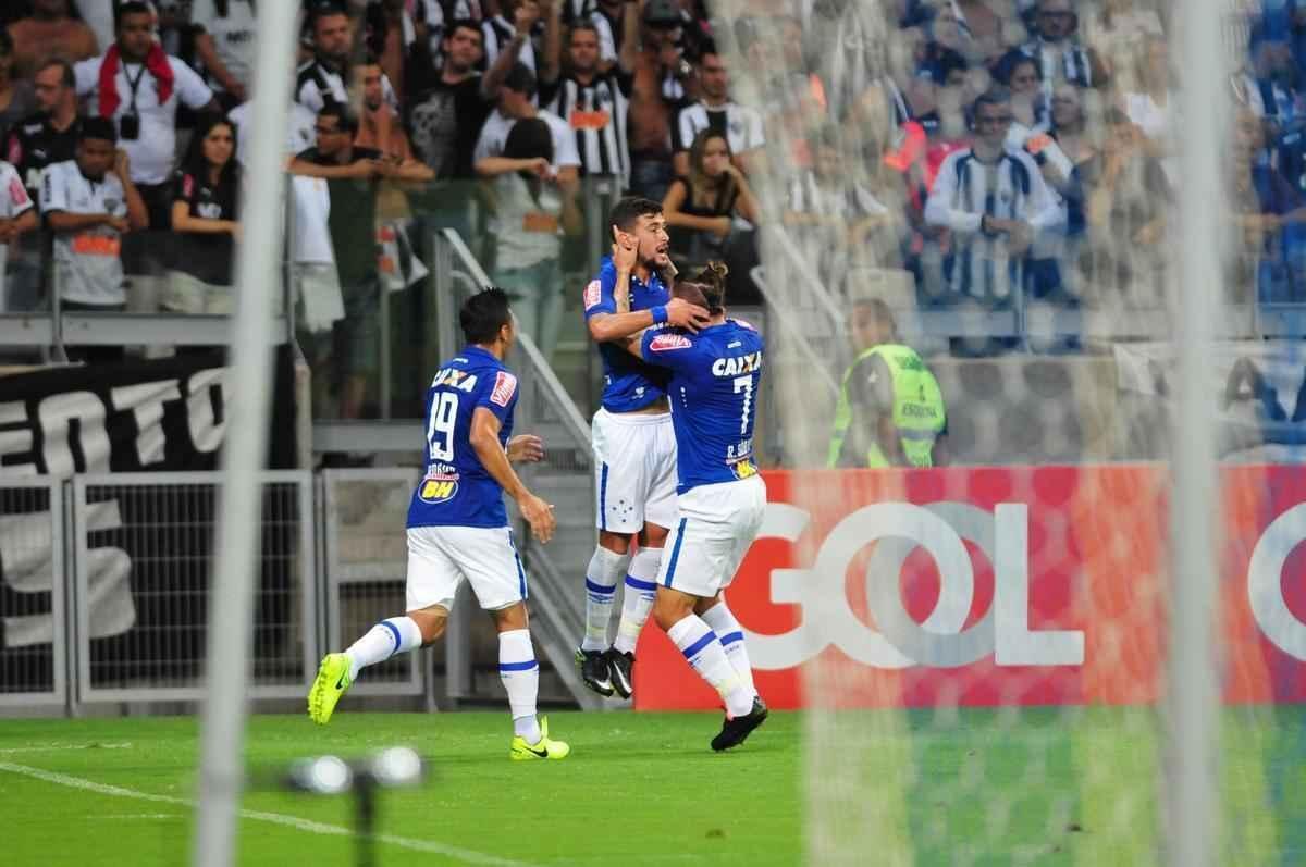 Arrascaeta colocou o Cruzeiro em vantagem no clssico aos 27 minutos do primeiro tempo