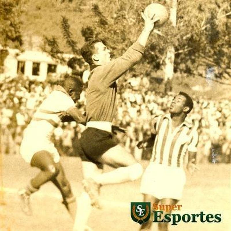 Camisa de 1956, listrada, exibida no duelo contra o Siderrgica