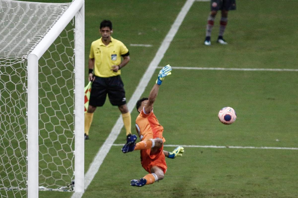 Nas cobranças dos pênaltis, Jefferson ainda defendeu o chute fraco de Fabinao, mas o goleiro Maycon Cleiton brilhou mais e fez duas defesas para colocar o Santa Cruz na grande final do Pernambucano.