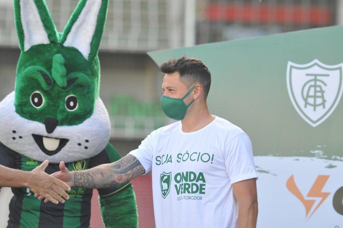 Mauro Zrate, atacante argentino de 34 anos, foi apresentado oficialmente pelo Amrica na tarde desta sexta-feira (3), no Estdio Independncia, em Belo Horizonte. Experiente, o atleta tem passagens por clubes como Fiorentina, Lazio e Inter de Milo, da Itlia, e tambm por Vlez Sarsfield e Boca Juniors, da Argentina.