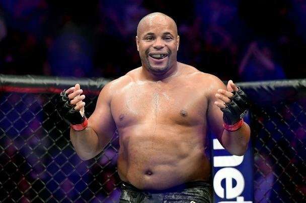 Daniel Cormier venceu Derrick Lewis por finalização e manteve cinturão dos pesados
