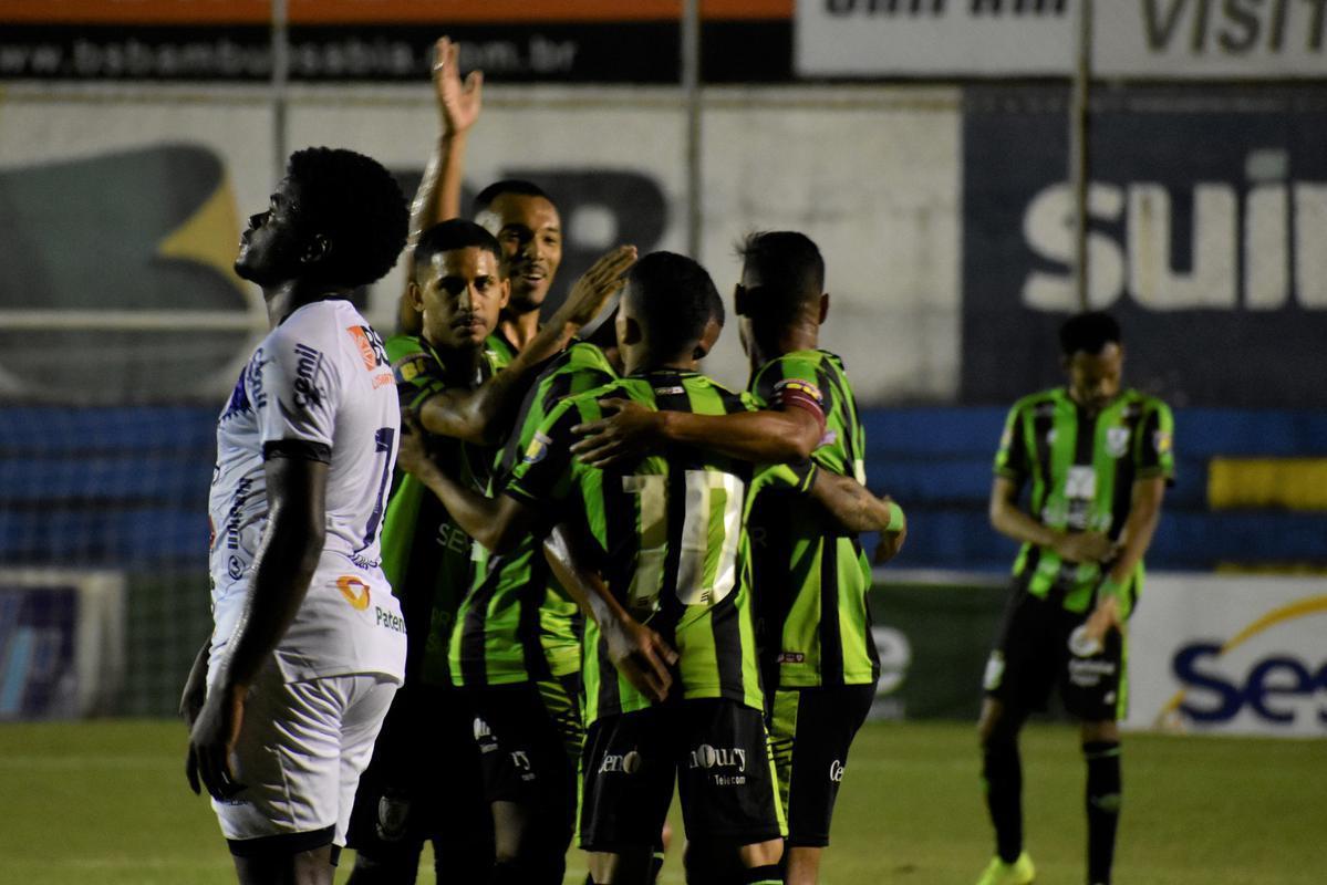 Com gols de Diego Ferreira, Rickson e Vito, Amrica venceu a URT por 3 a 0, nesta quarta-feira, em Patos de Minas, e terminou primeira fase do Mineiro em segundo lugar. Adversrio na semifinal ser o Atltico.