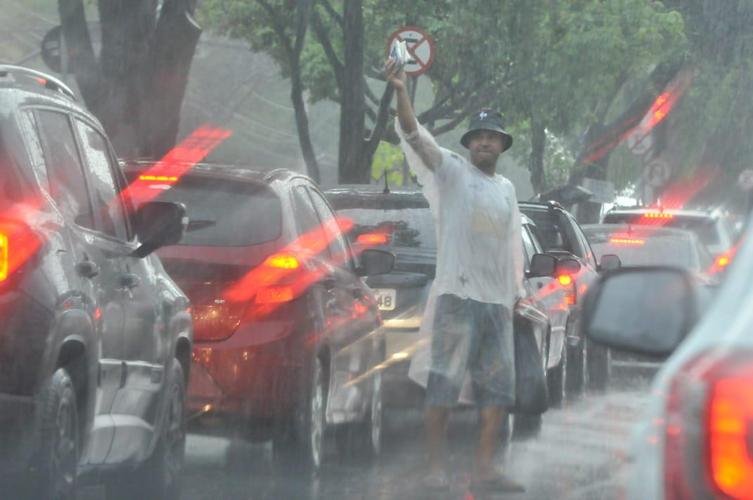 Torcedores do Atlético no entorno do Mineirão antes do jogo contra o Corinthians. Tarde/noite de chuva, trânsito ruim e filas longas no Gigante da Pampulha