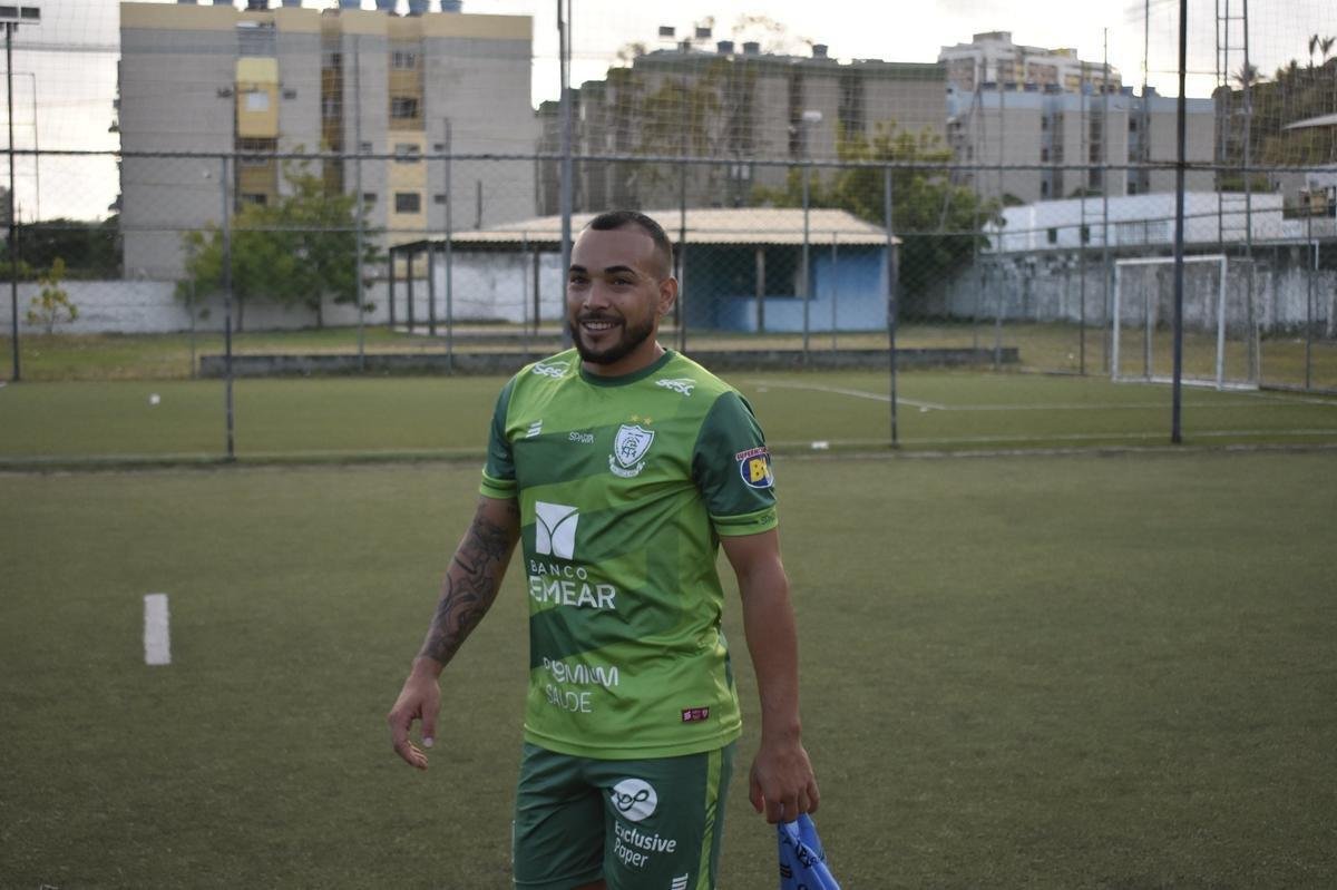 O América treinou na tarde desta sexta-feira (4) em Maceió, visando o confronto contra o CSA pela 26ª rodada da Série B do Campeonato Brasileiro. A partida será realizada neste sábado (5), às 18h30, no Estádio Rei Pelé, em Alagoas.