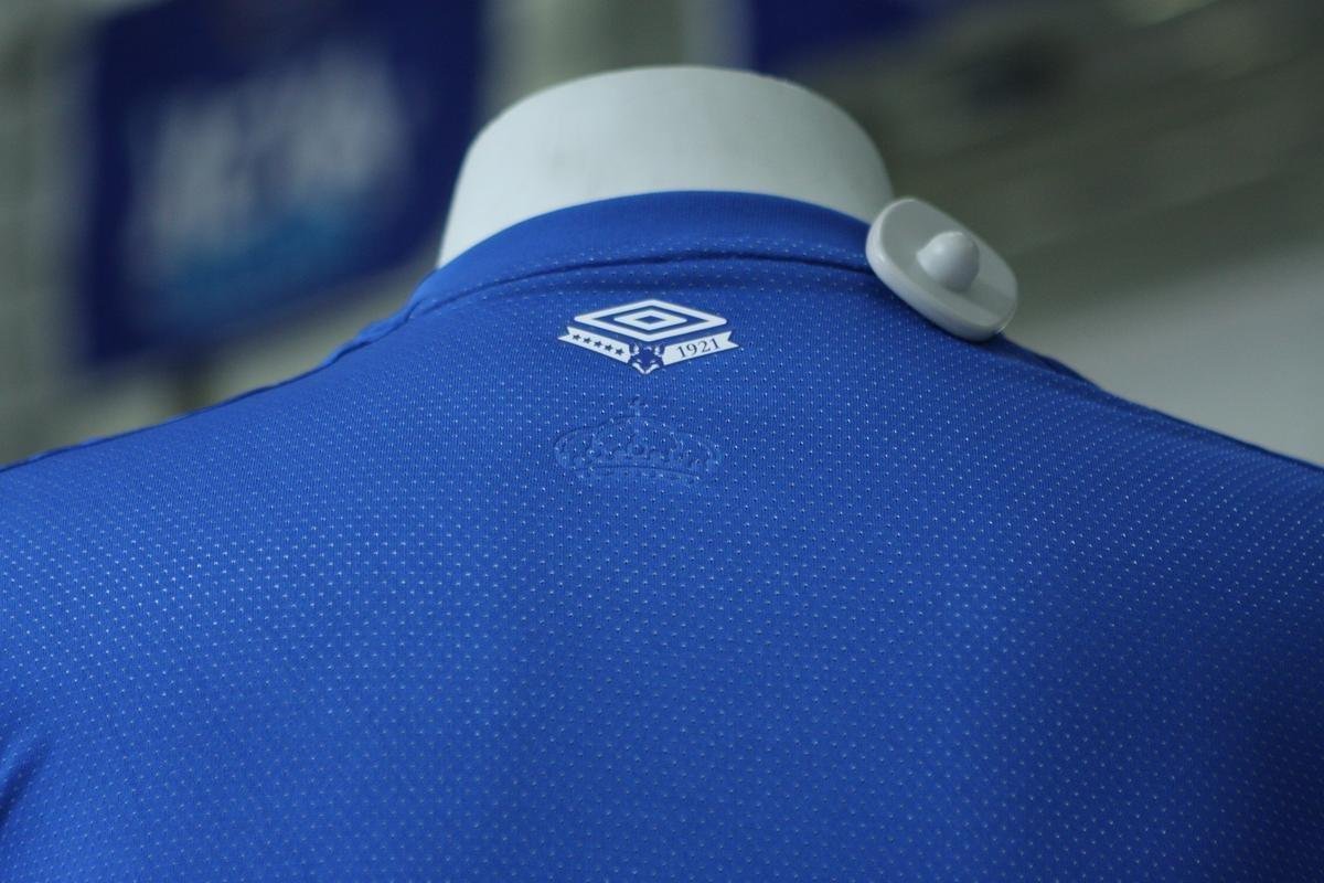 Imagens da camisa principal do Cruzeiro para a temporada de 2019