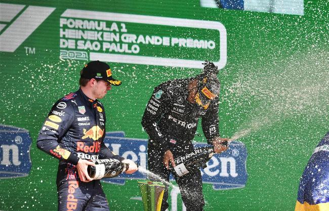 Lewis Hamilton vence GP de São Paulo de Fórmula 1 e repete gesto de Ayrton Senna ao carregar bandeira do Brasil na pista e no pódio